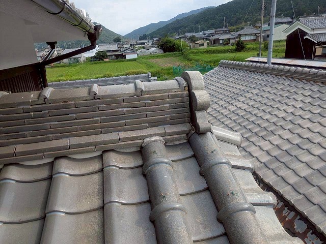加古川市でのし瓦が飛散していた屋根の鬼瓦・風切丸を補修！漆喰で雨仕舞を整えました